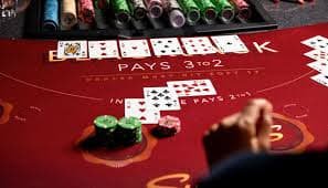 Sistem multi-kamera HD di studio blackjack slot2d menampilkan dealer, kartu, dan chip dari berbagai sudut